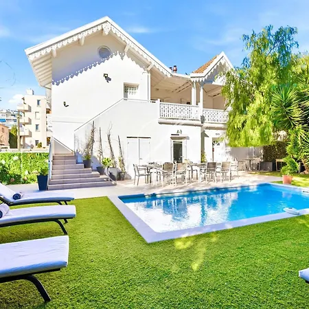 Anna For 10 People With A Pool And Garden Cannes