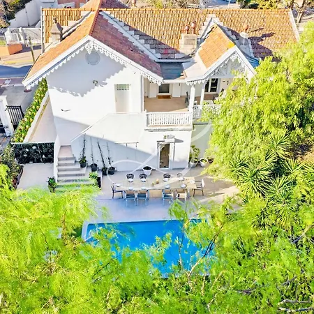 Anna For 10 People With A Pool And Garden بيت للعطل كان